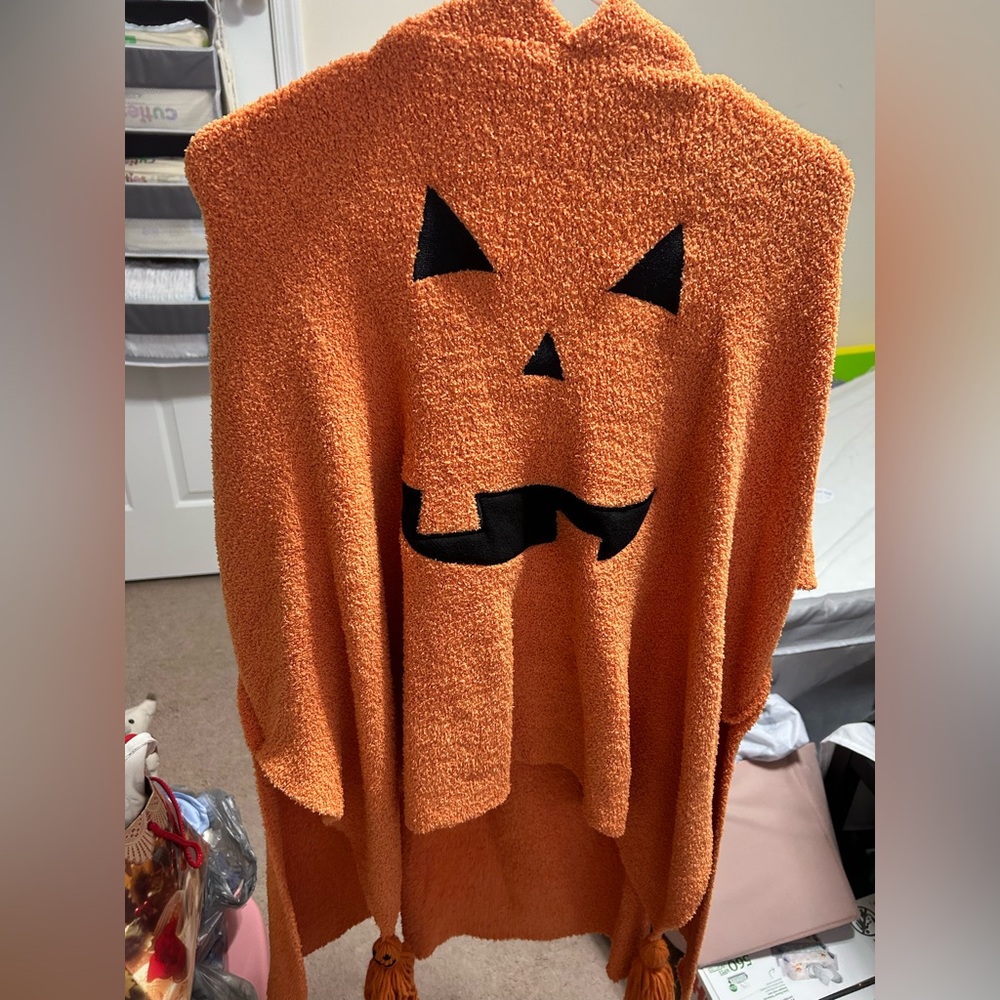 NEW Women’s Pumpkin poncho jack o lantern